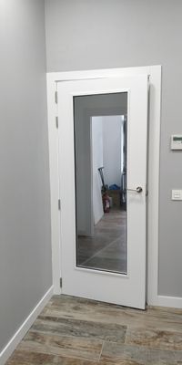 Puerta lacada acristalada