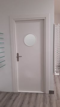 Puerta lacada con visor